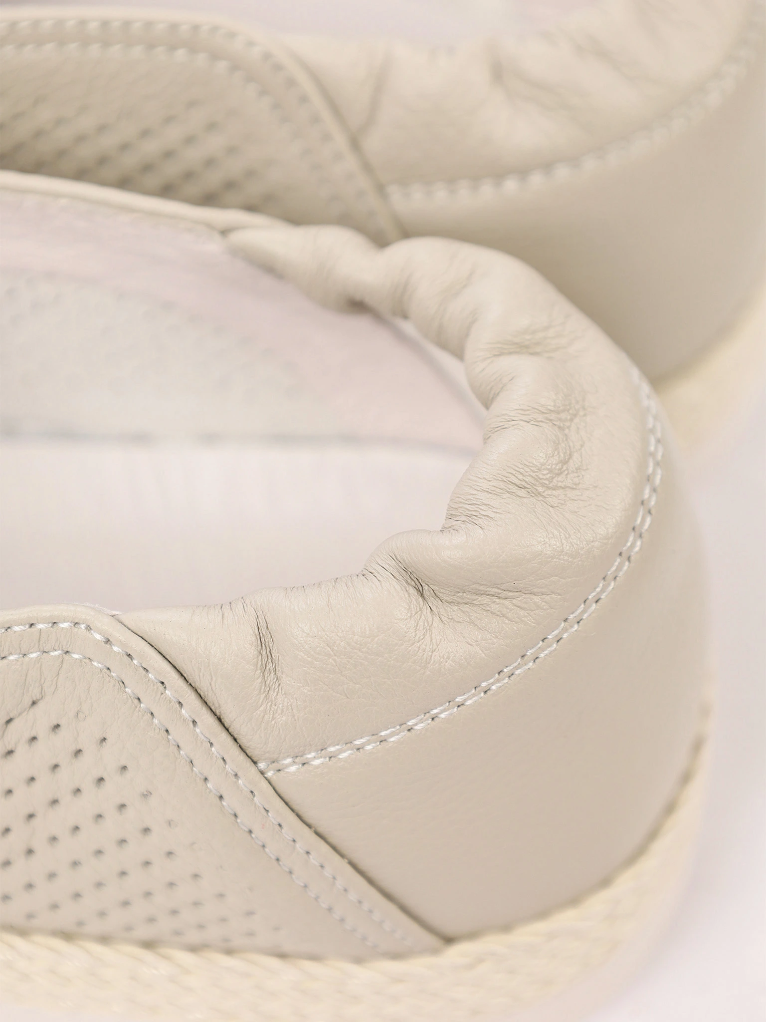 Мокасины светло-серого цвета с перфорацией на низкой подошве